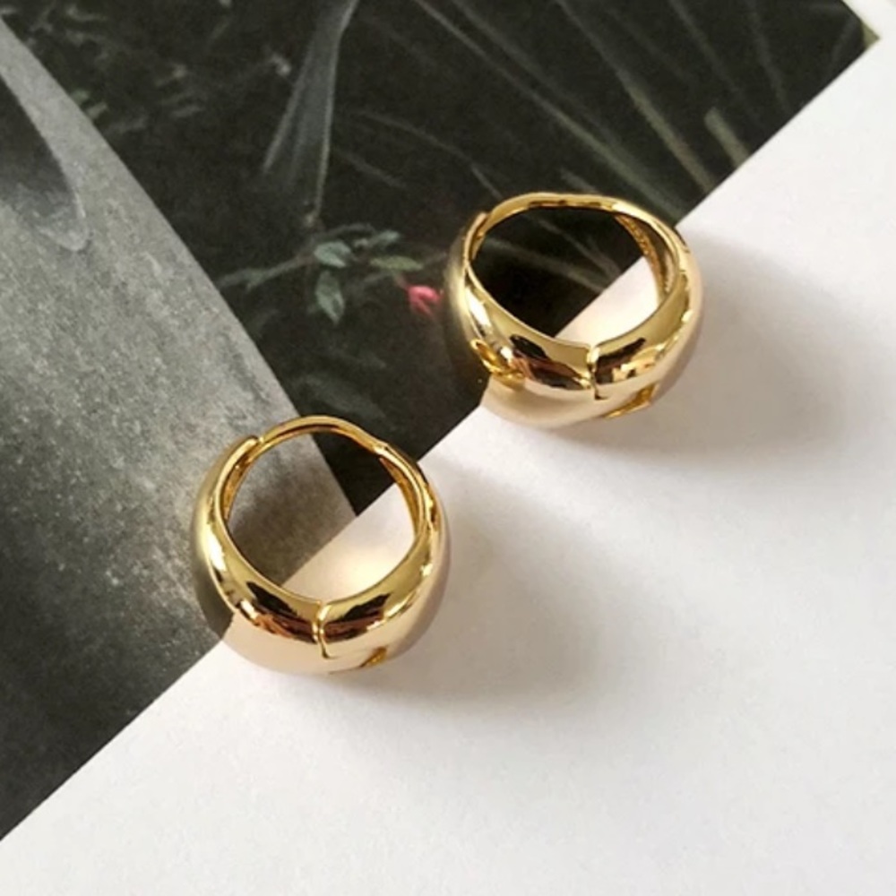 ✨Insta gold plated chunky hoop earrings - Picture 3 of 5